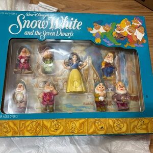 Vintage 2000s Disney Snow White and Dwarfs Figurine Set - ( Ages 3 & up)